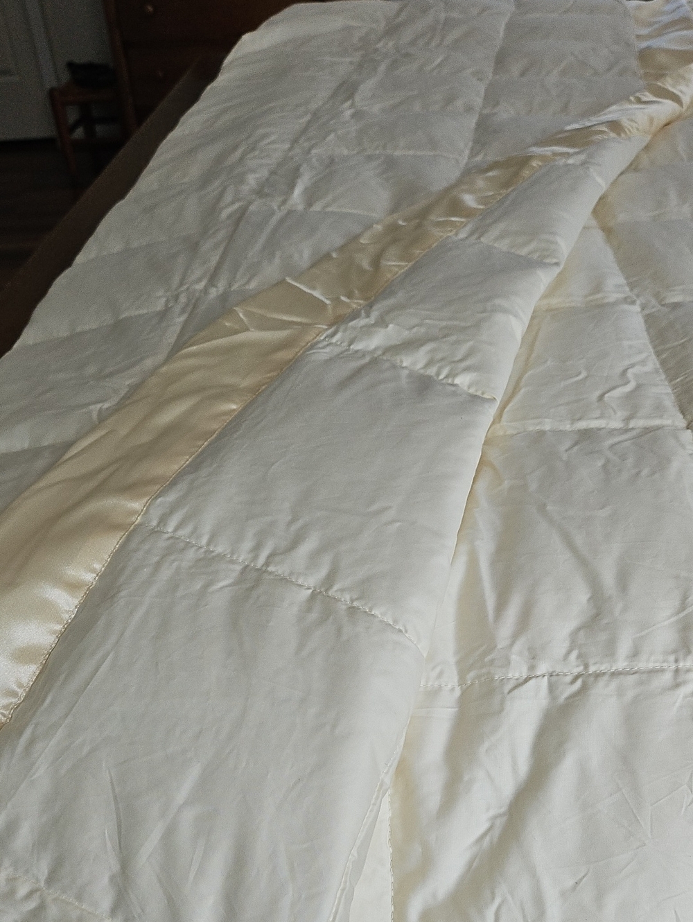 Schweitzer Linen Cream Cotton Light Down Comforter 90x90 - Picture 6 of 9